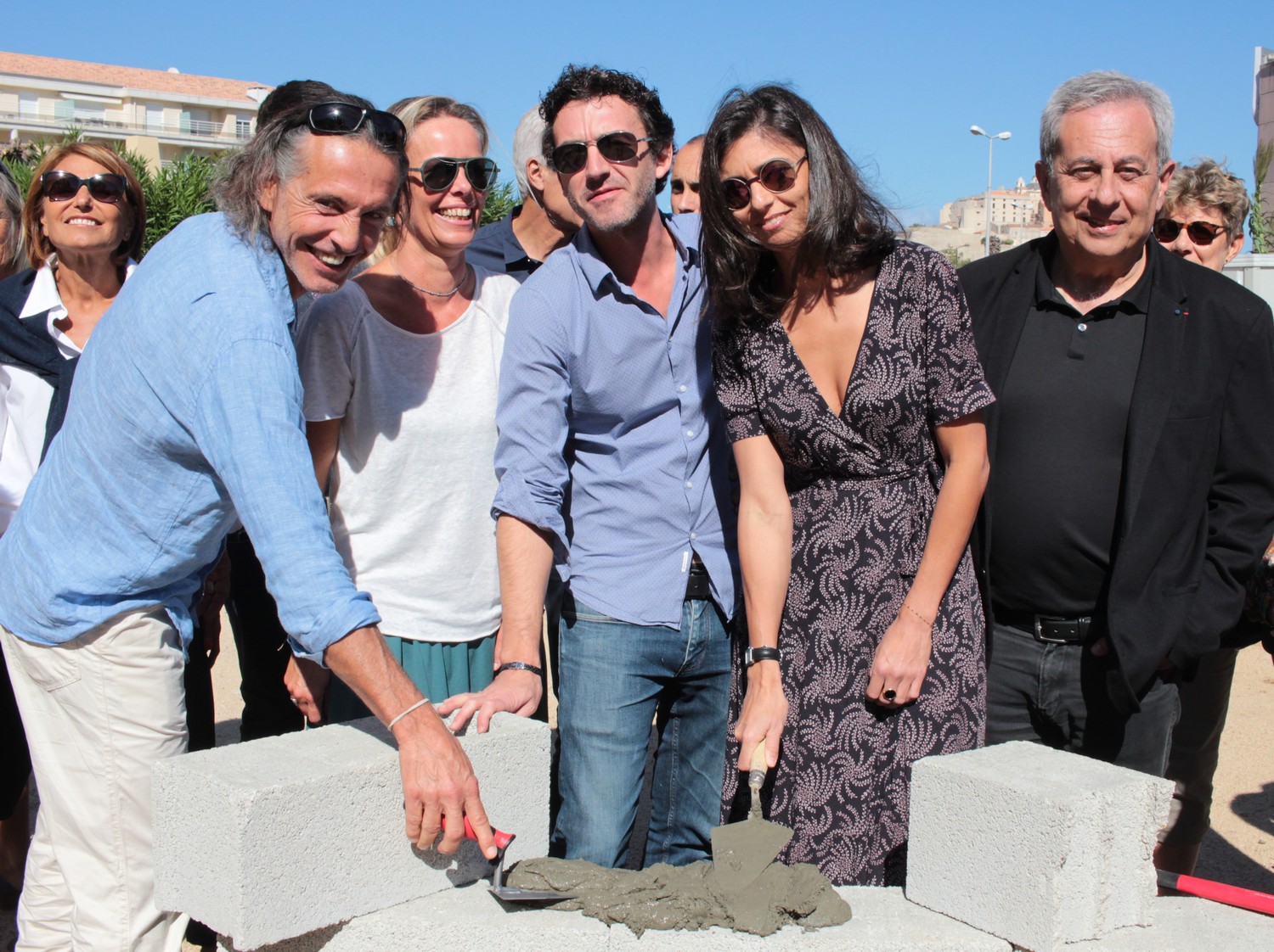 De gauche à droite les Dr Joachim Rossi, Géraldine Vignes, François Fremont, Isabelle Souissi et le Maire Ange Santini