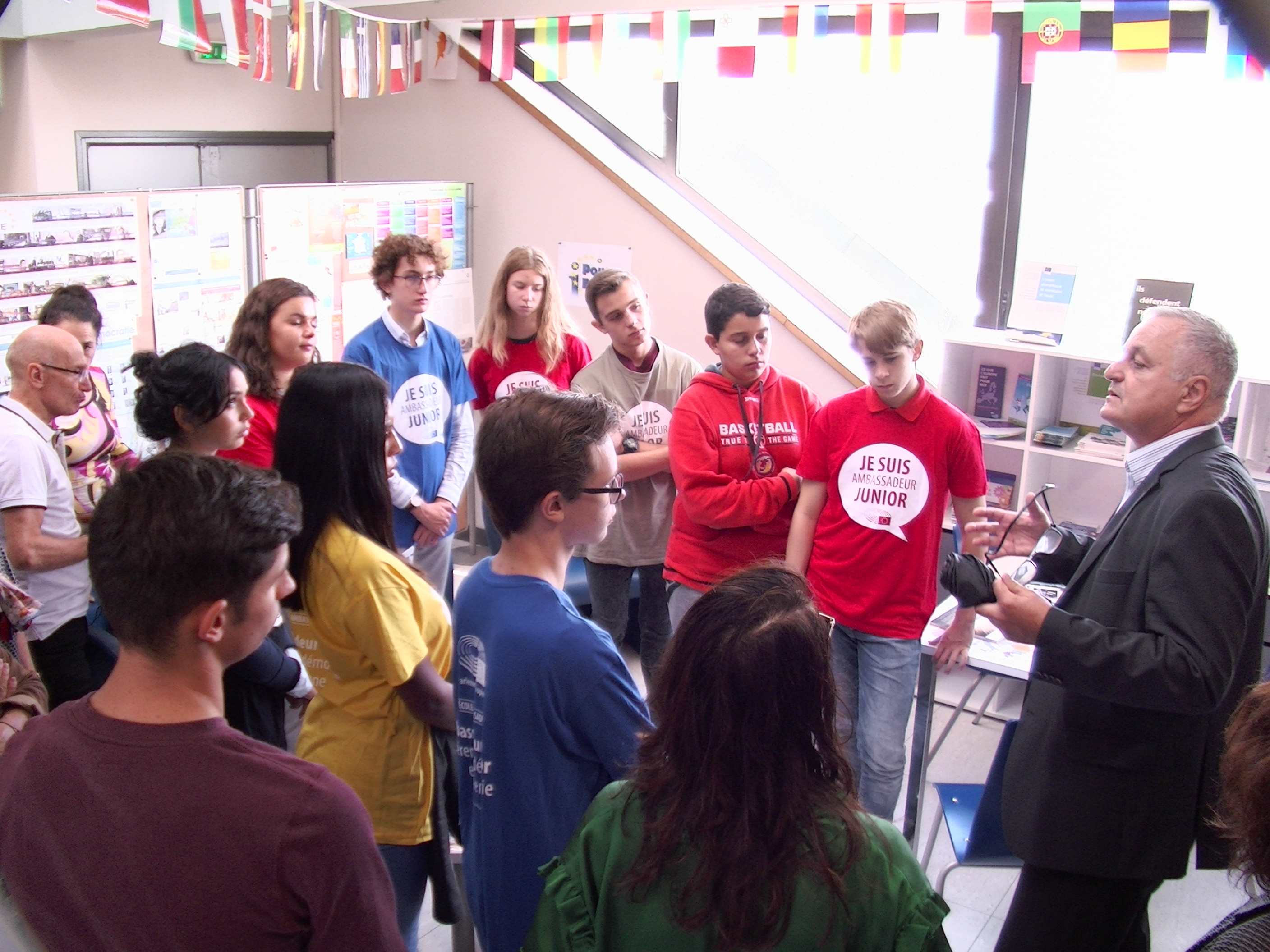 Les ambassadrices et ambassadeurs ont pu échanger avec le député européen François Alfonsi