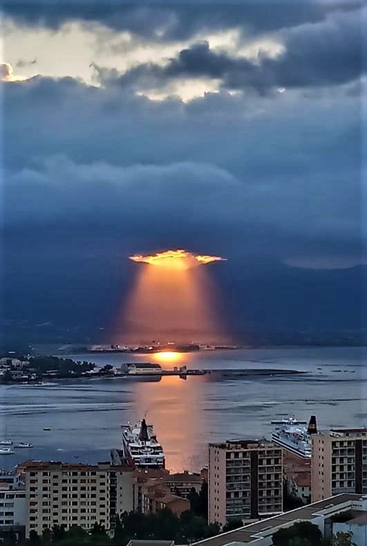 La photo du jour : quand le Soleil perce les nuages au beau milieu du golfe d'Ajaccio