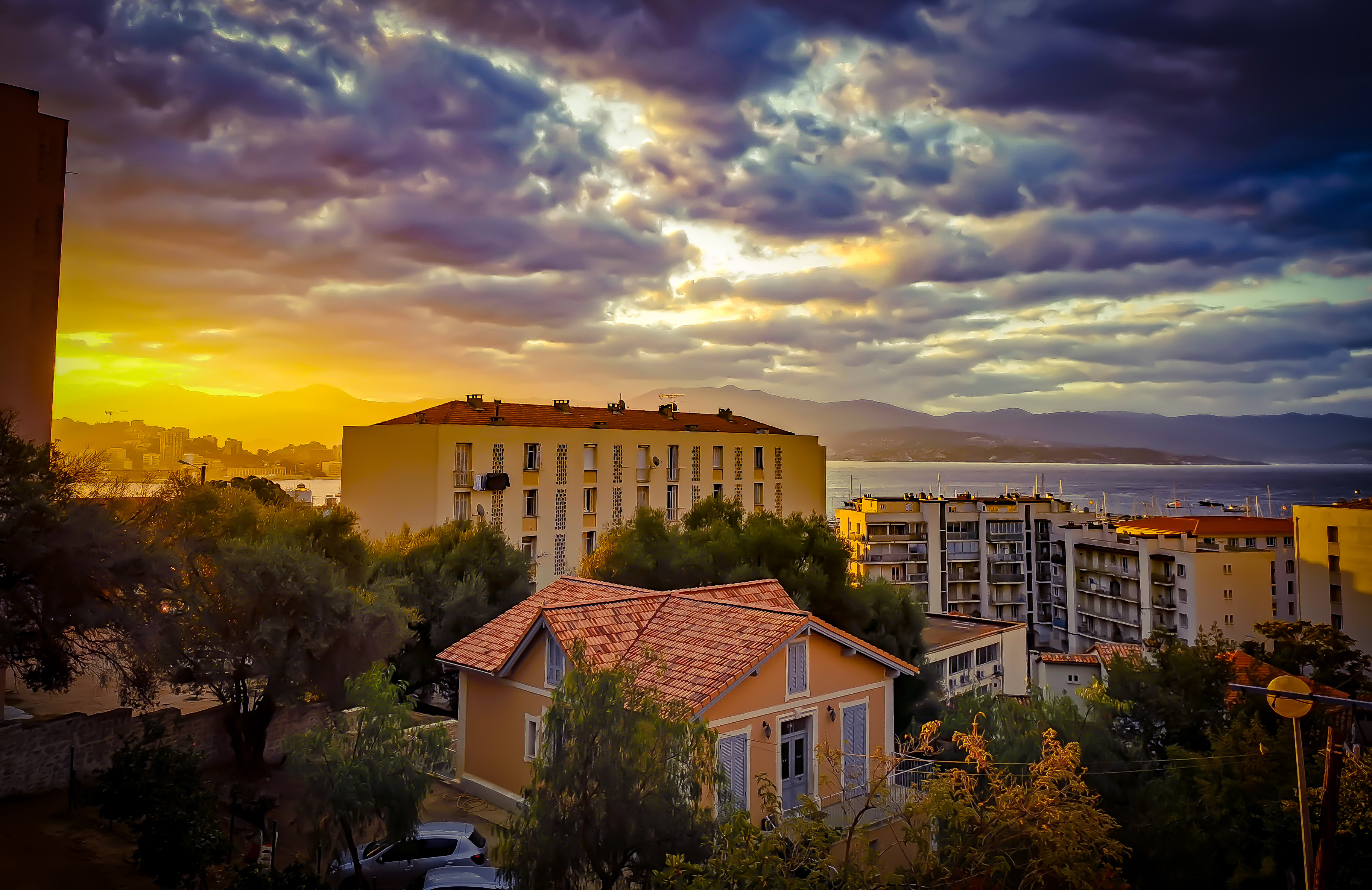 La photo du jour : Ajaccio et son ciel doré 