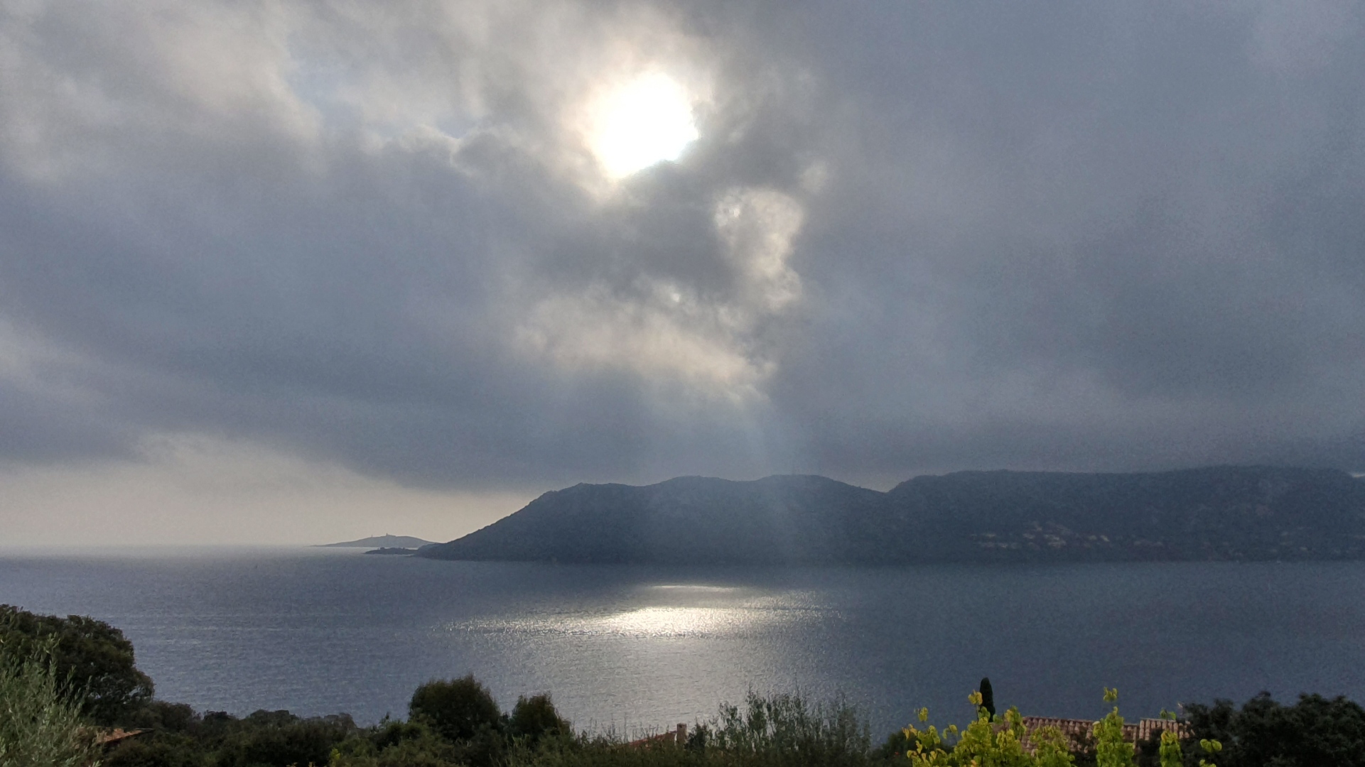 Rayon de soleil avant la pluie sur Porto-vecchio (Maryse Filippi)