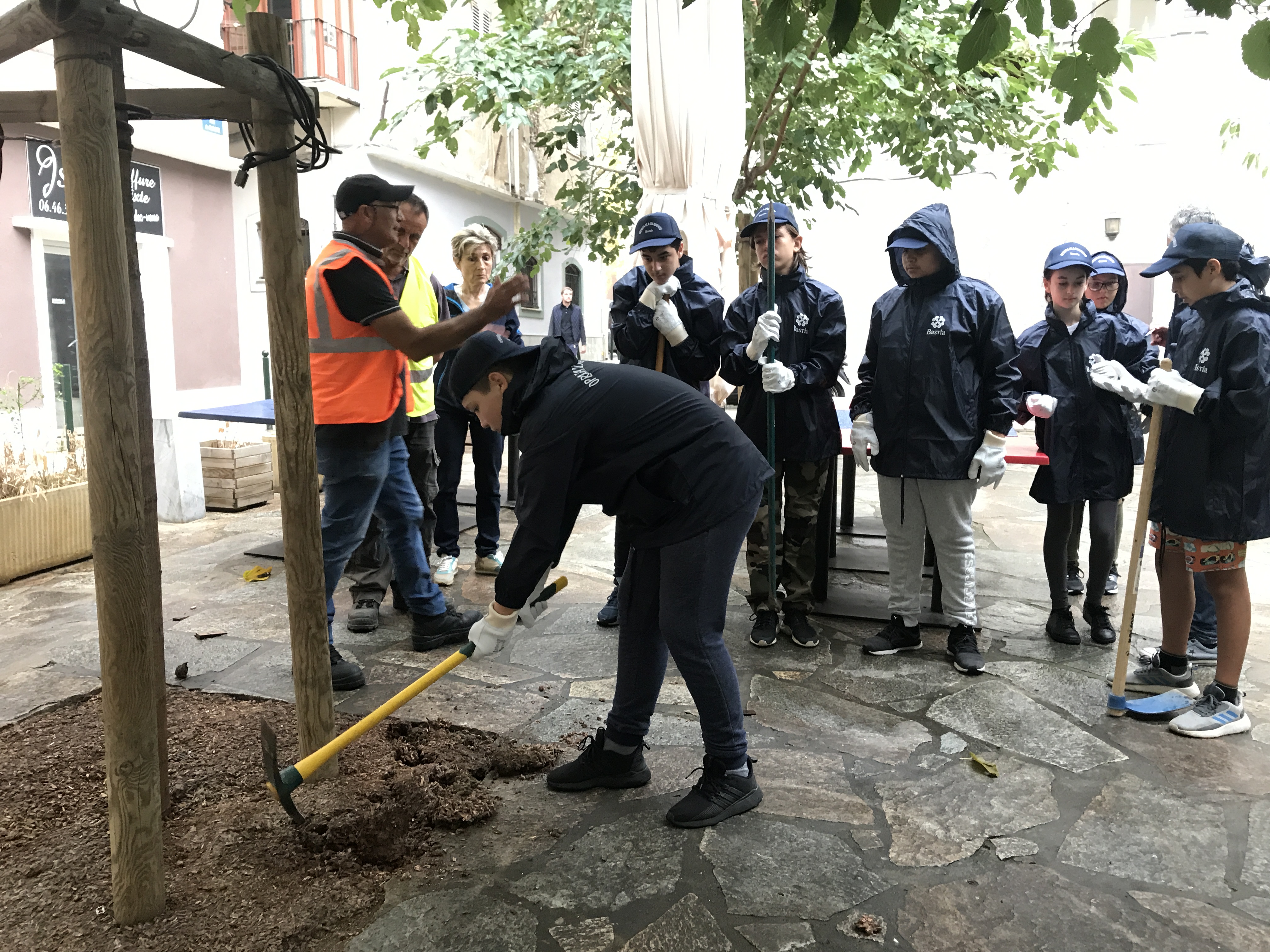 Les jeunes bénévoles ont entamé la rénovation de la place du marché aux poissons.