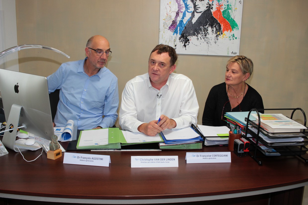 Le directeur par intérim de la CPAM (au centre) et les deux médecins généralistes au sein de la MSP