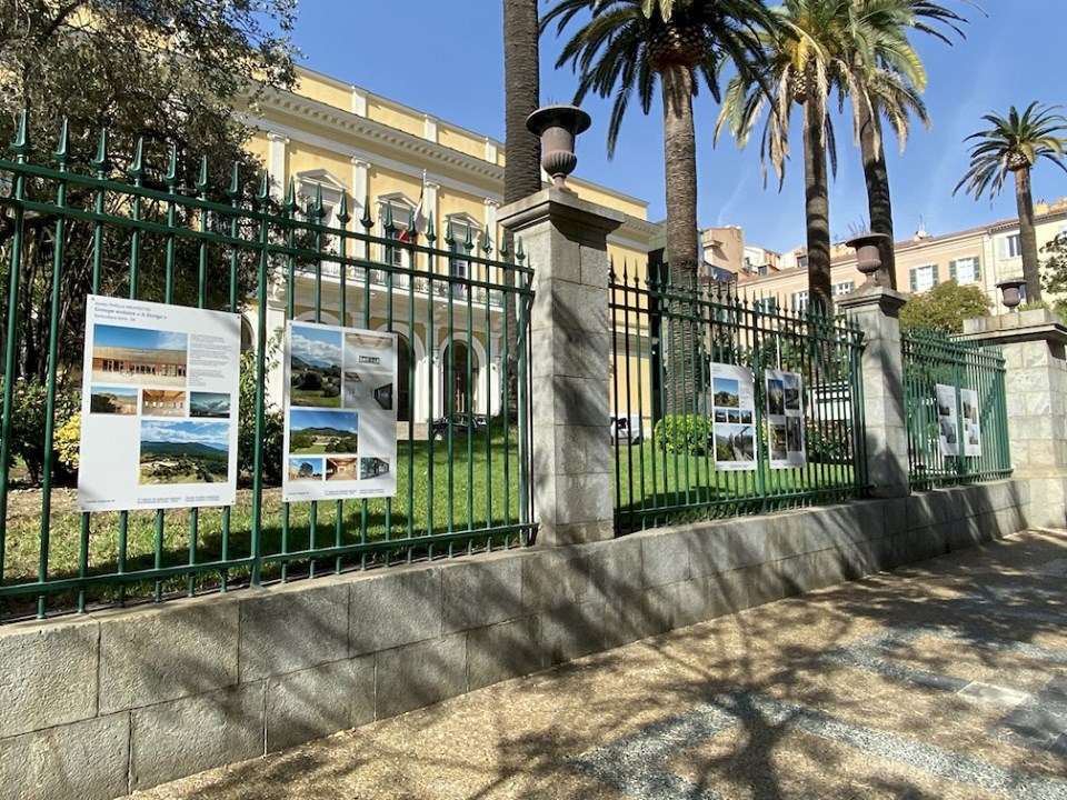 Les projets exposés sur les grilles de l'Hôtel de Région à  Ajaccio (Photos MAC)