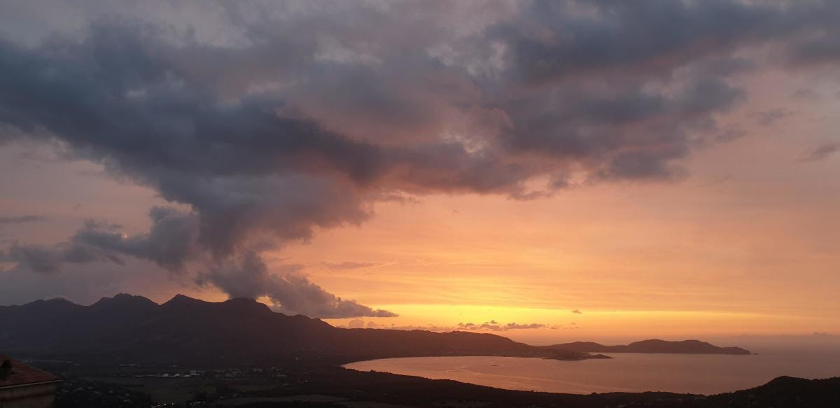 Fumeroles au dessus de Calvi: quand les nuages nous rappellent l'histoire volcanique de notre île.. (Rémy Raso)