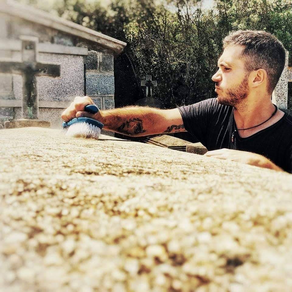 « Sempre qui » : l'entreprise qui entretient les tombes des défunts à votre place 