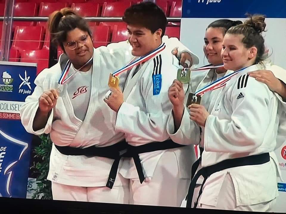 Julia Tolofua (2e en partant de la gauche) championne de France