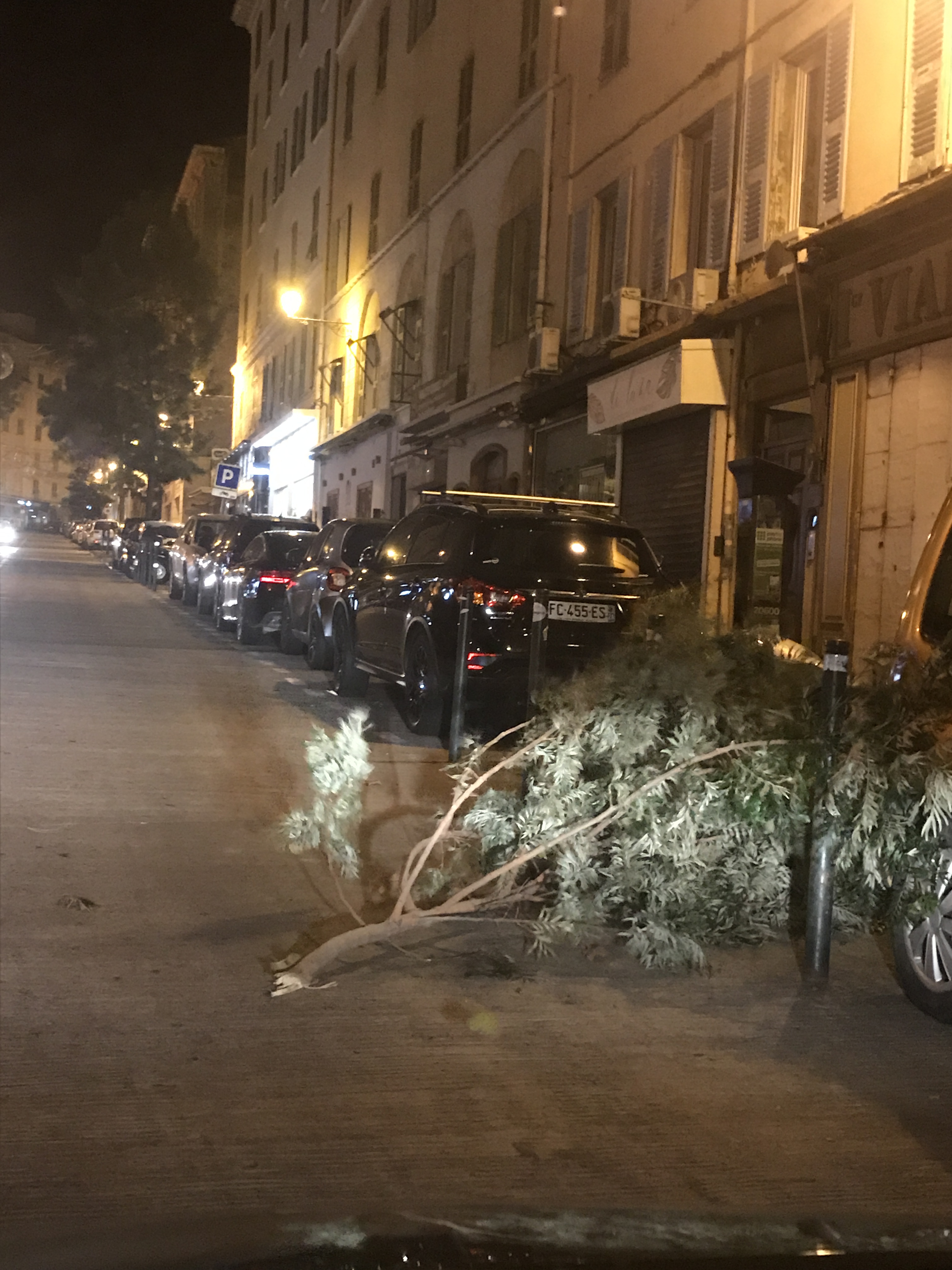 Au centre ville de Bastia, les vents violents ont causé de légers dégâts.