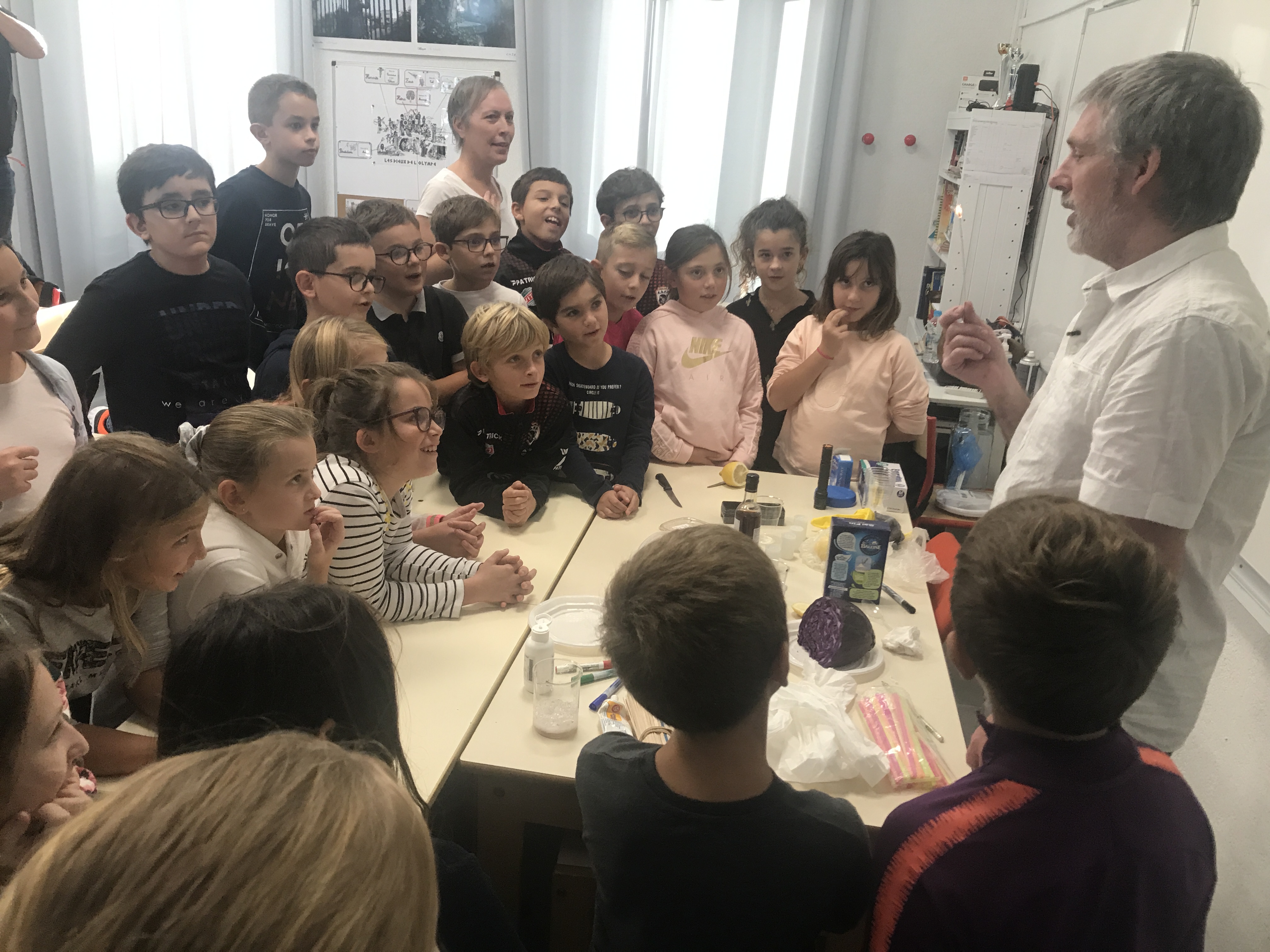 Les élèves de CM1, CM2 se familiarisent avec la science en présence de membre du British Council.