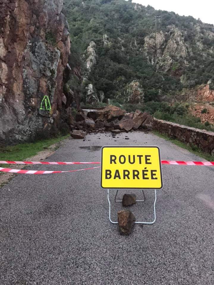 Route fermée à la circulation entre le col de Palmarella et celui de la Croix