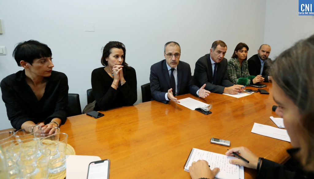 Le président de l’Assemblée de Corse, Jean-Guy Talamoni, entouré du président du Conseil exécutif de la Collectivité de Corse, Gilles Simeoni, et les représentants des groupes politiques : Romain Colonna (Femu a Corsica), Christelle Combette (Per L’Avvene) et Valérie Bozzi (La Corse dans la République). Photo Michel Luccioni.