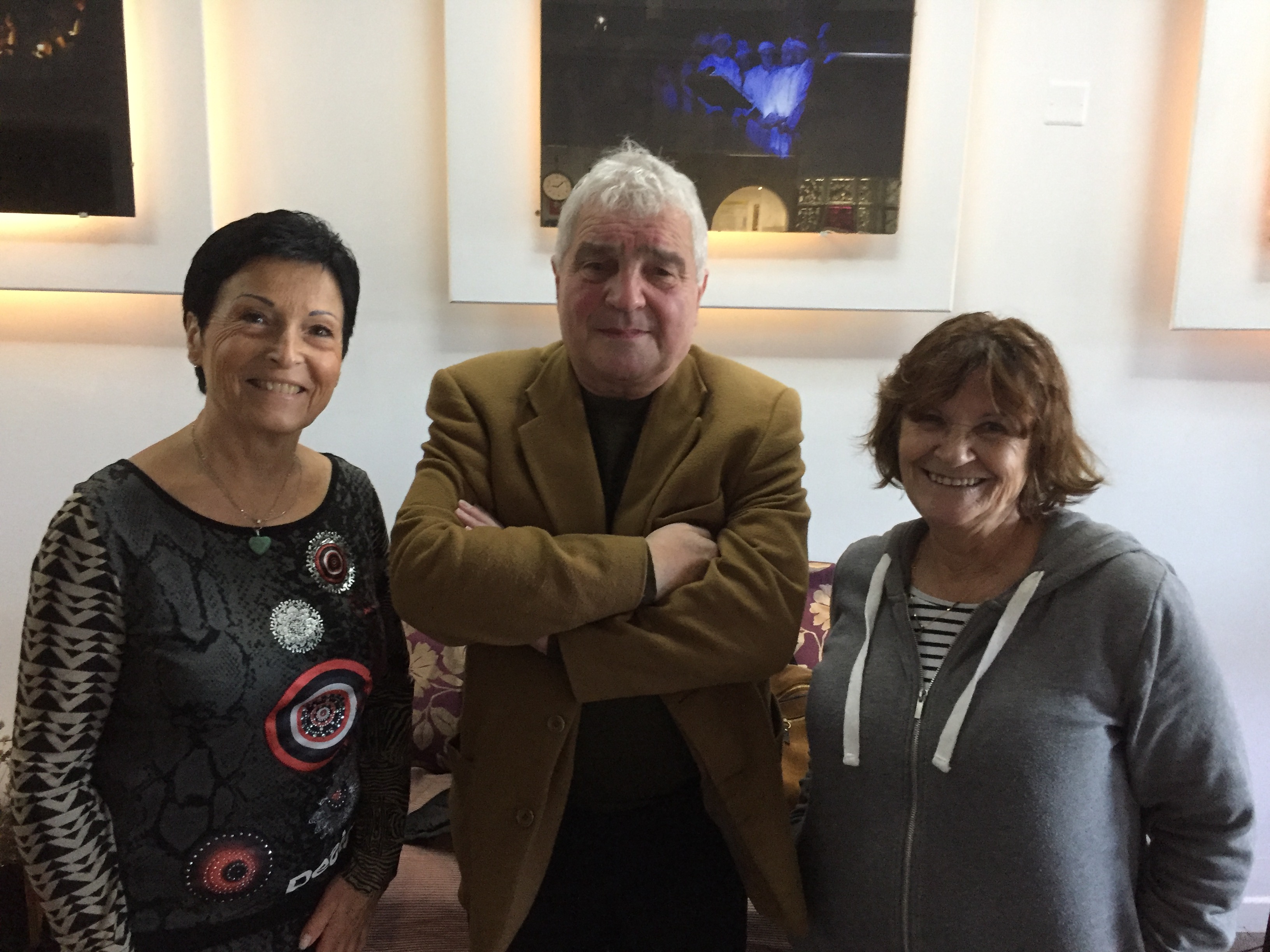 Le professeur Belpomme entouré de Geneviève Serre (Association La Clé d'Or), à gauche et Patrizia (association Umani) à droite.