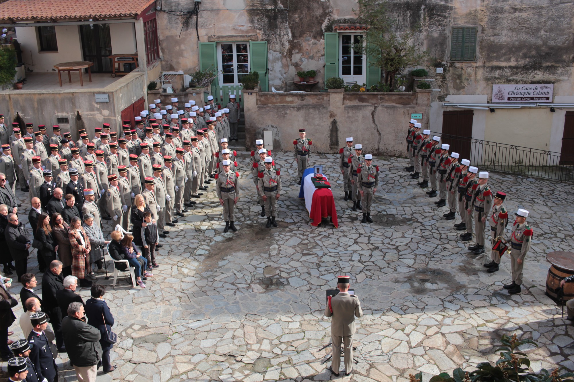 Les honneurs militaires sur la place d'Armes, dans la citadelle de Calvi