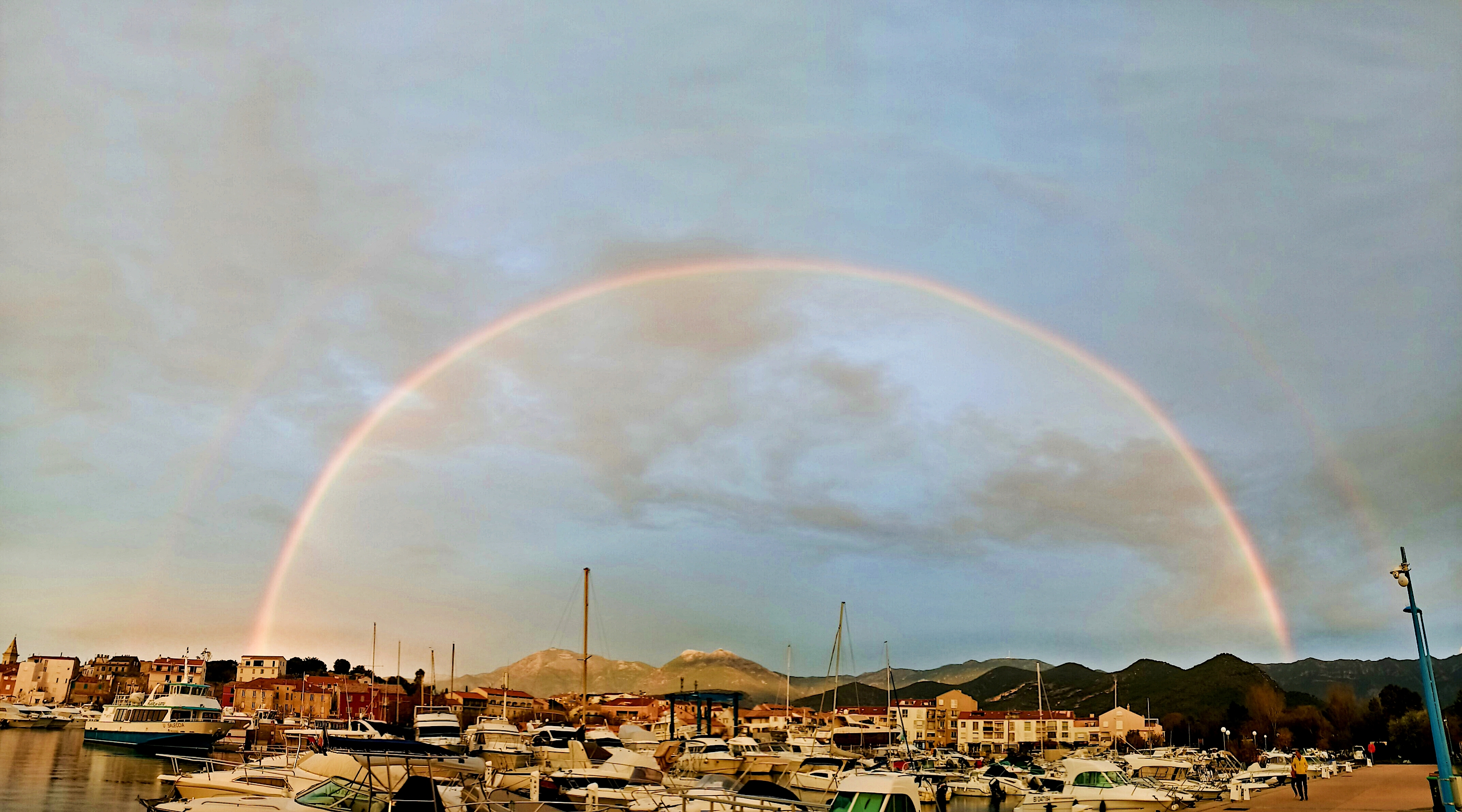 La photo du jour : double arc-en-ciel au dessus de Saint-Florent