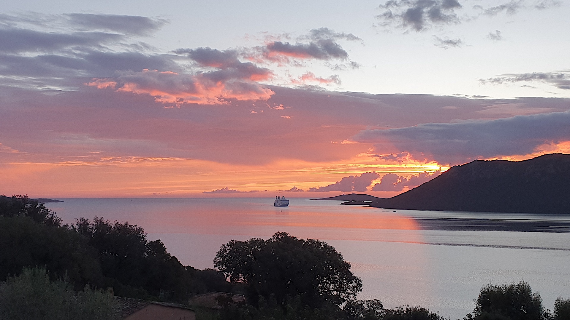 Lever du jour sur Porto-Vecchio(Photo Maryse Filippi)