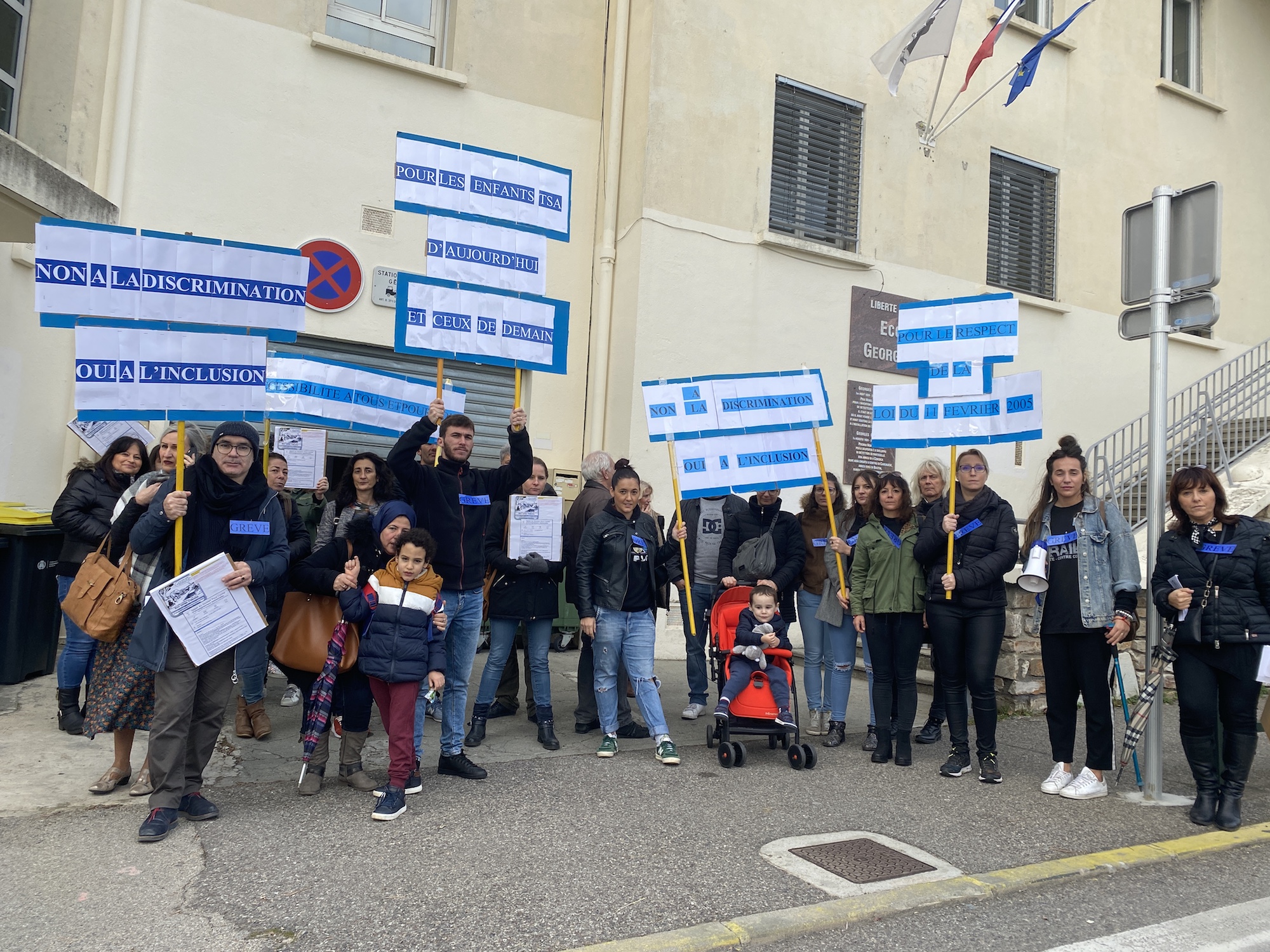 Les parents et les éducateurs de l'unité d'enseignement de l'école Charpark à Bastia manifestent pour l'inclusion des enfants autistes.