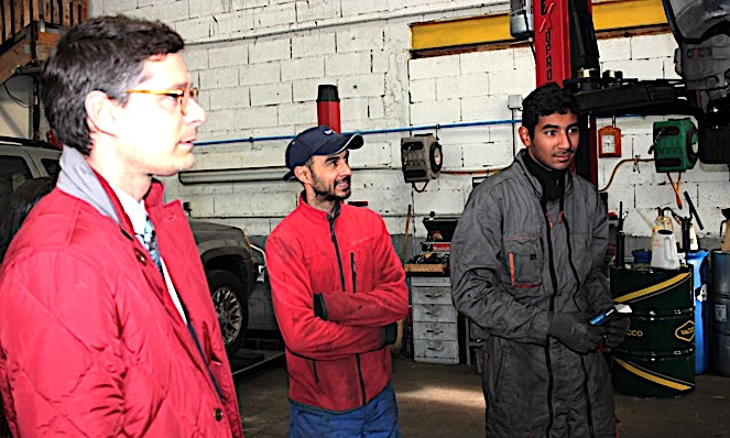 Florent Farge à la rencontre des employés du garage solidaire