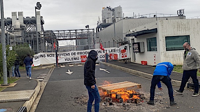 Les grévistes occupent l'entrée de la centrale pour protester contre la réforme des retraites et le projet Hercule.