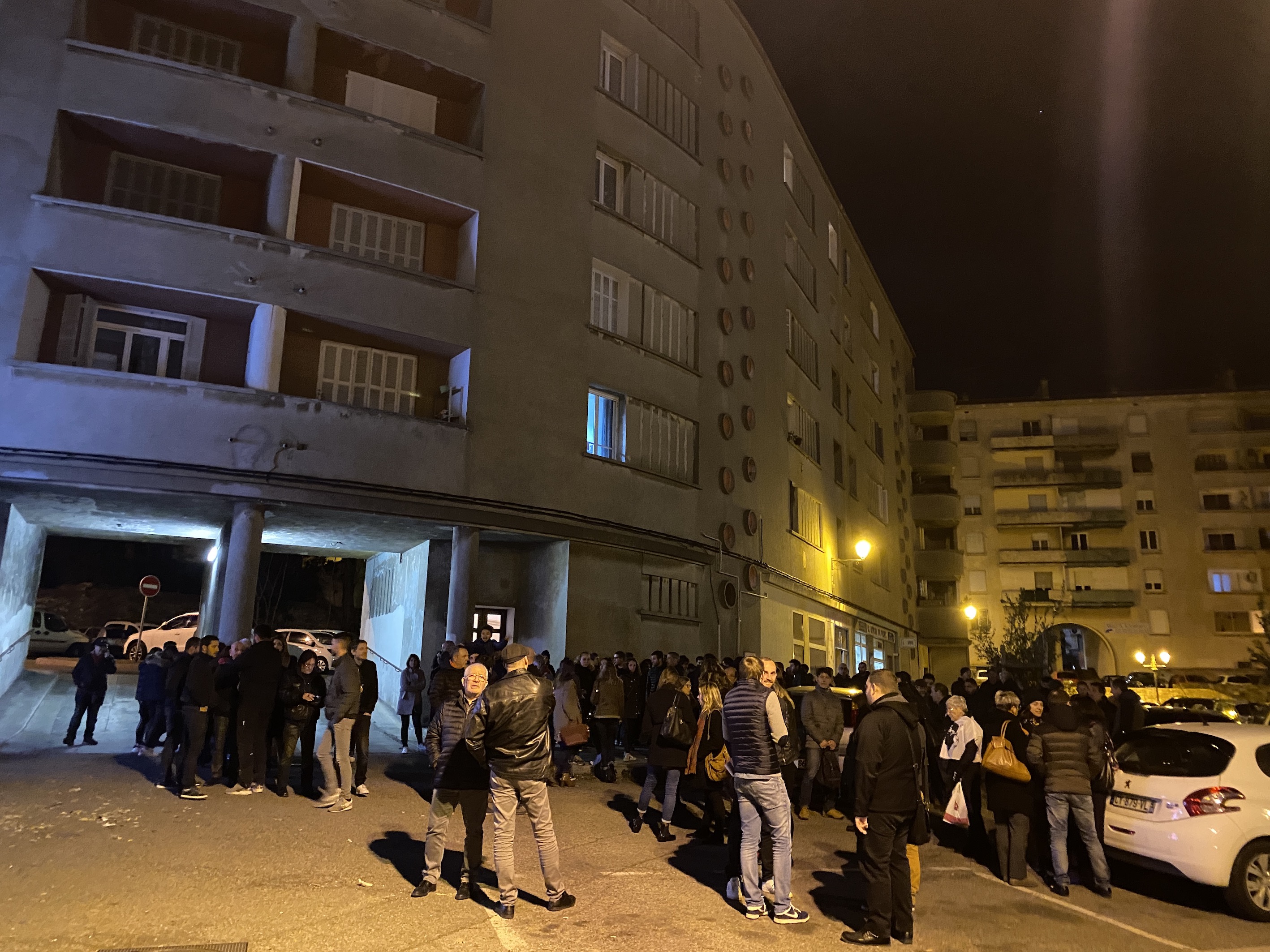 Bastia : Une centaine de personnes devant le commissariat pour soutenir les 11 jeunes interpellés