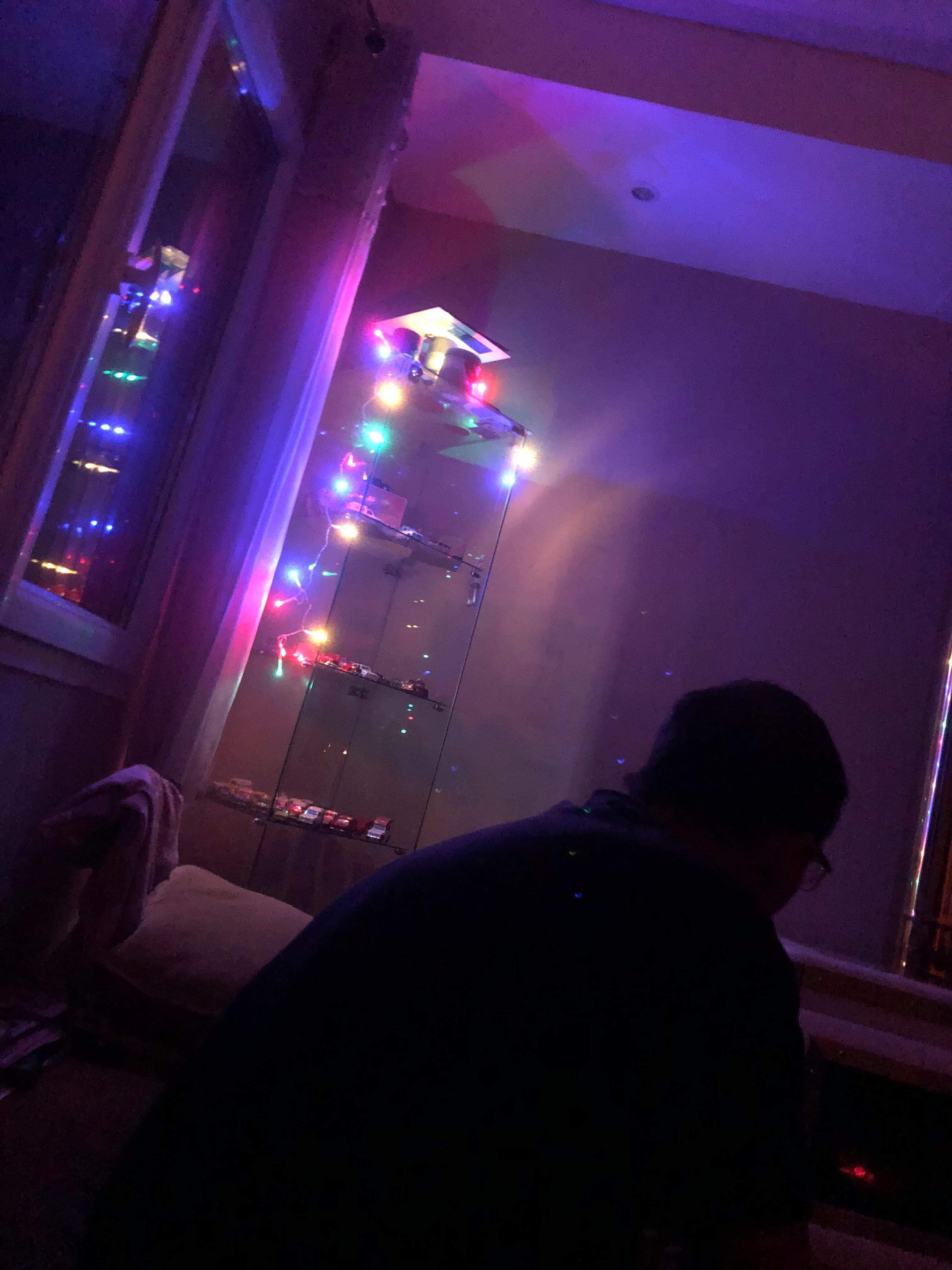 Les guirlandes du sapin branchées sur batterie offrent un peu de lumière