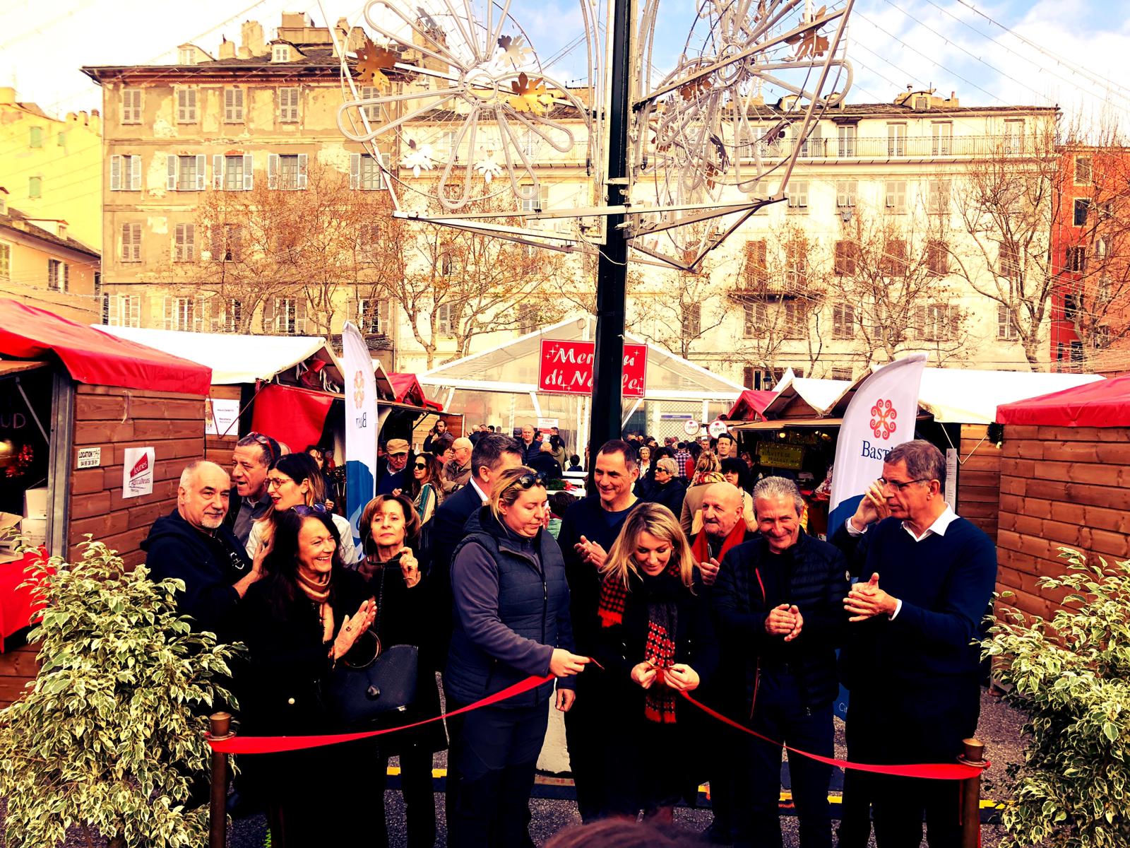 EN IMAGES - La foule déjà au rendez-vous pour l’ouverture du marché de Noël de Bastia