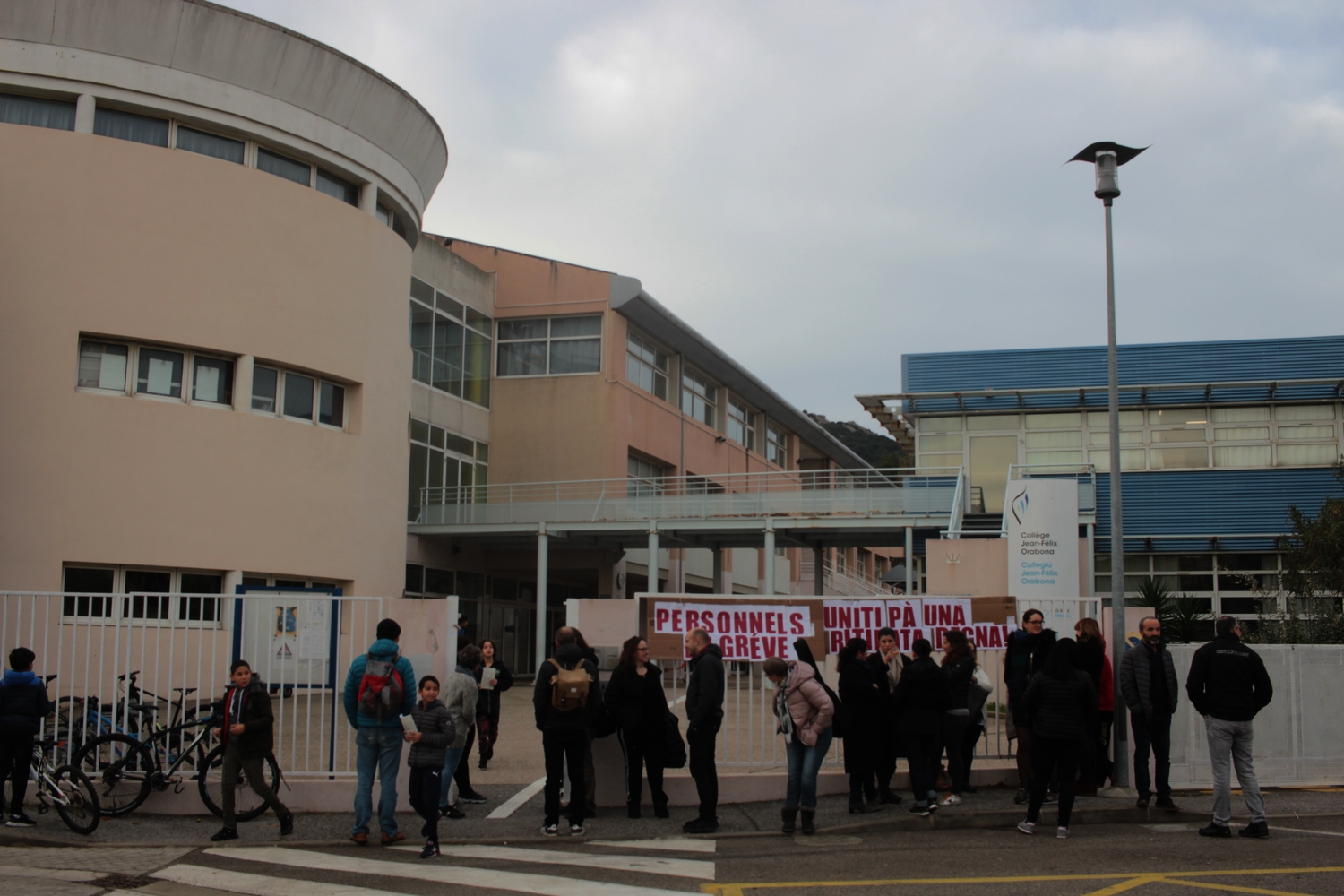 Grève : rassemblement devant le collège de Calvi