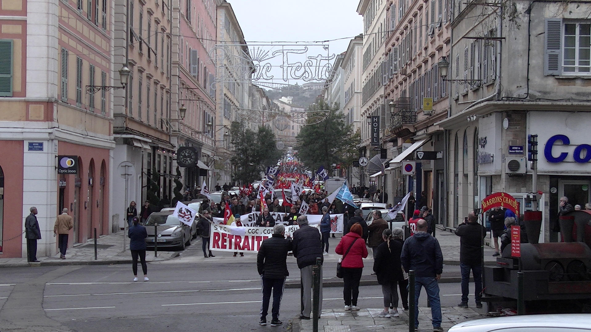 1000 personnes selon la police, beaucoup plus selon les syndicats, ont défilé dans les rues de Bastia mardi matin.