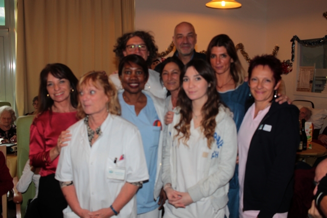 Hélène Astolfi (à gauche) et le Dr François Agostini entourés du personnel de l'USLD