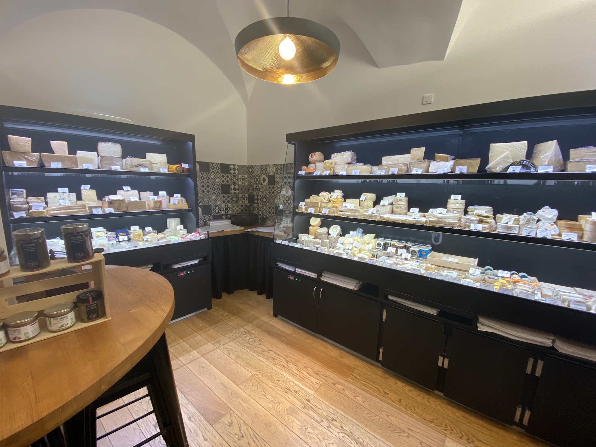 La Tinella propose plus de 200 fromages, venus du monde entier.