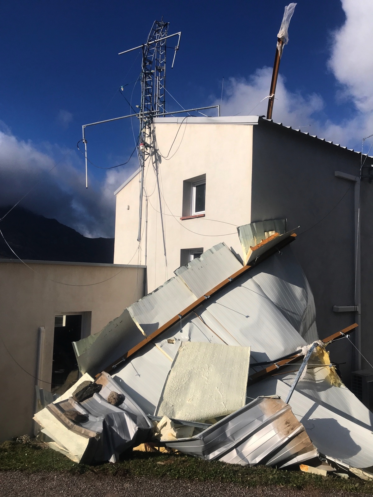 Tempête : dégâts au CS Olmi-Cappella, sur la toiture de l'église de Calvi et à la patinoire