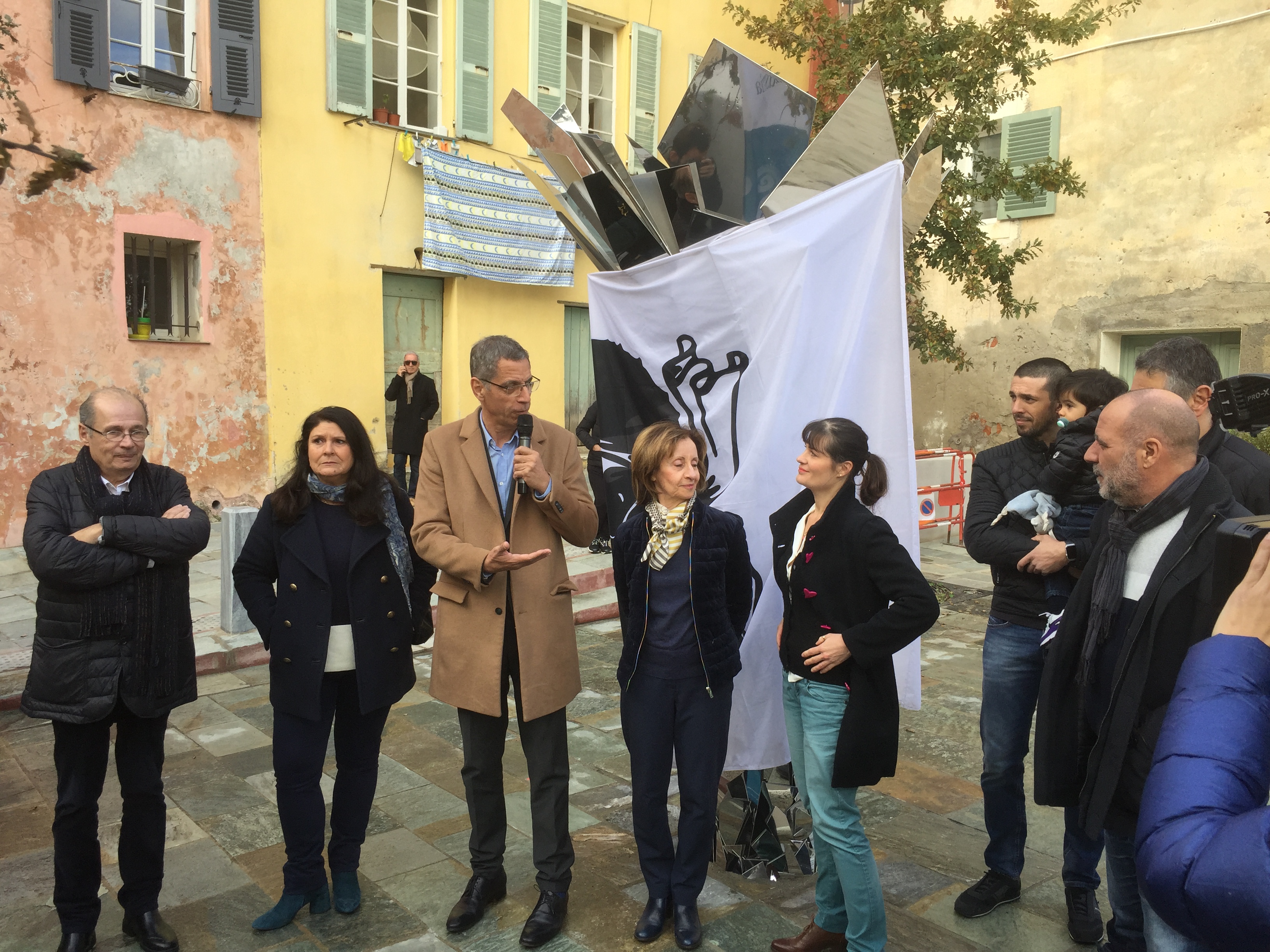 Le maire de Bastia, Pierre Savelli, entouré de ses adjoints et de l'artiste Jeanne de Petriconi (à droite) a dévoilé l'oeuvre d'art qui trône au milieu de la Place de l'ancien lavoir