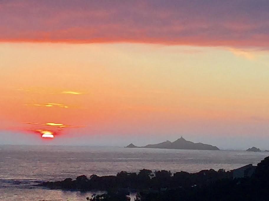 Certains jours les Sanguinaires portent bien leur nom (Photo Christian Baster)