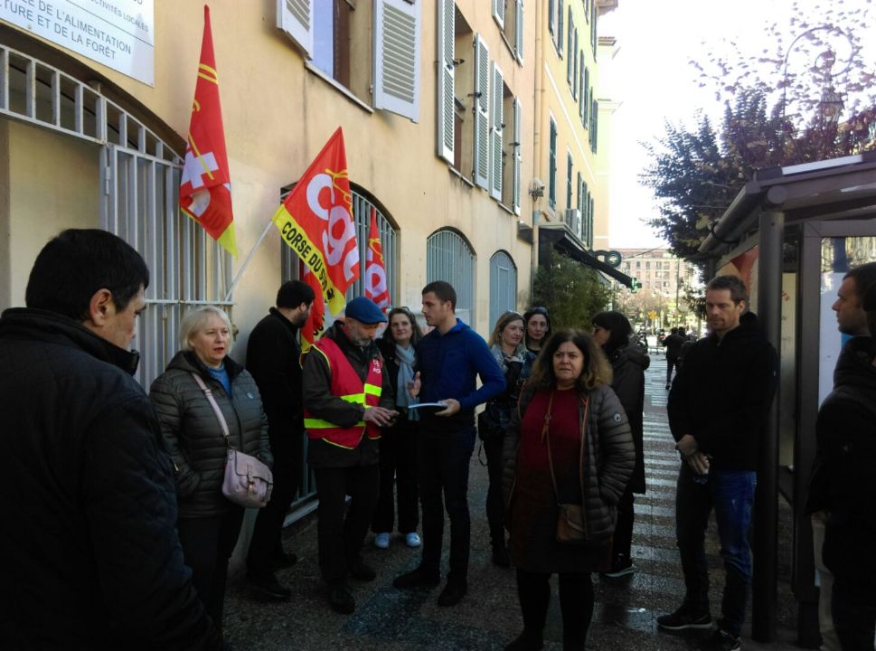 Une vingtaine de personne mobilisées devant la DRAAF d'Ajaccio.