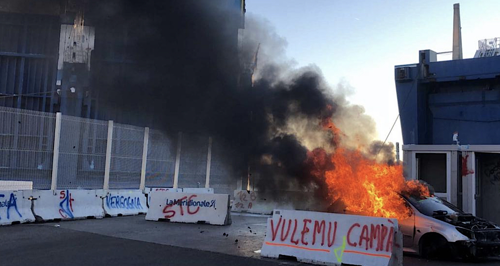 Véhicule en feu sur les quais marseillais.