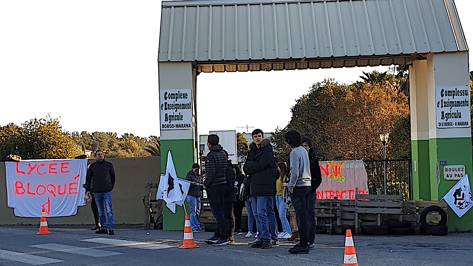 Suppression des postes contractuels aux lycées agricoles : les élèves de Sartène et Borgo bloquent leurs établissements