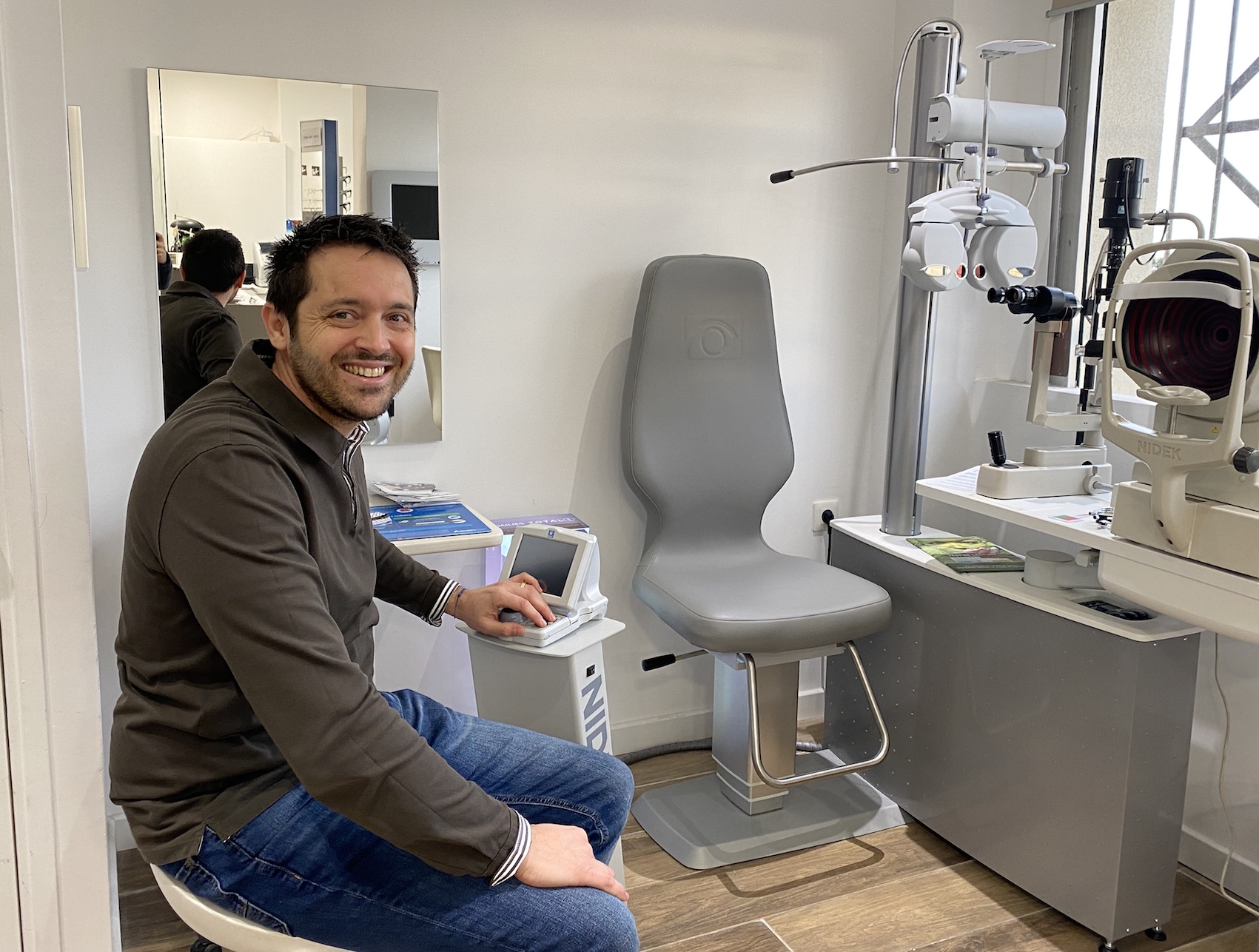 L'opticien Paul Olmeta commercialise une lentille de contact se portant seulement la nuit pour corriger la myopie et stopper son évolution chez les enfants.