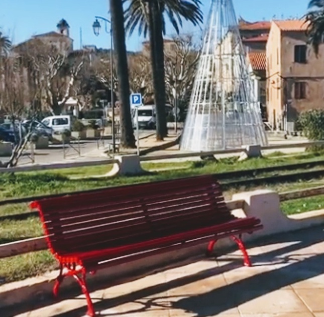 Sur « A Marinella »  de l'Ile-Rousse, un banc rouge dédié à Julie Douib
