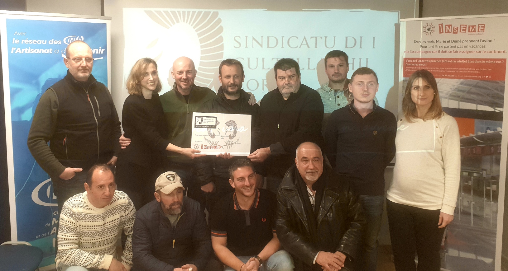 Bastia : "U sindicatu di i Cultellaghji Corsi" remet un chèque de 2 500€ à Inseme