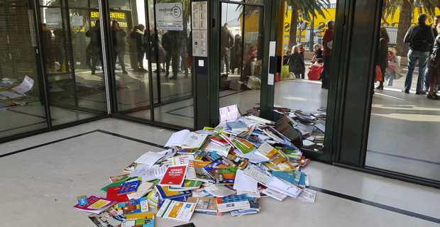 Réforme des retraites : Les enseignants déposent des livres devant l’inspection académique à Bastia