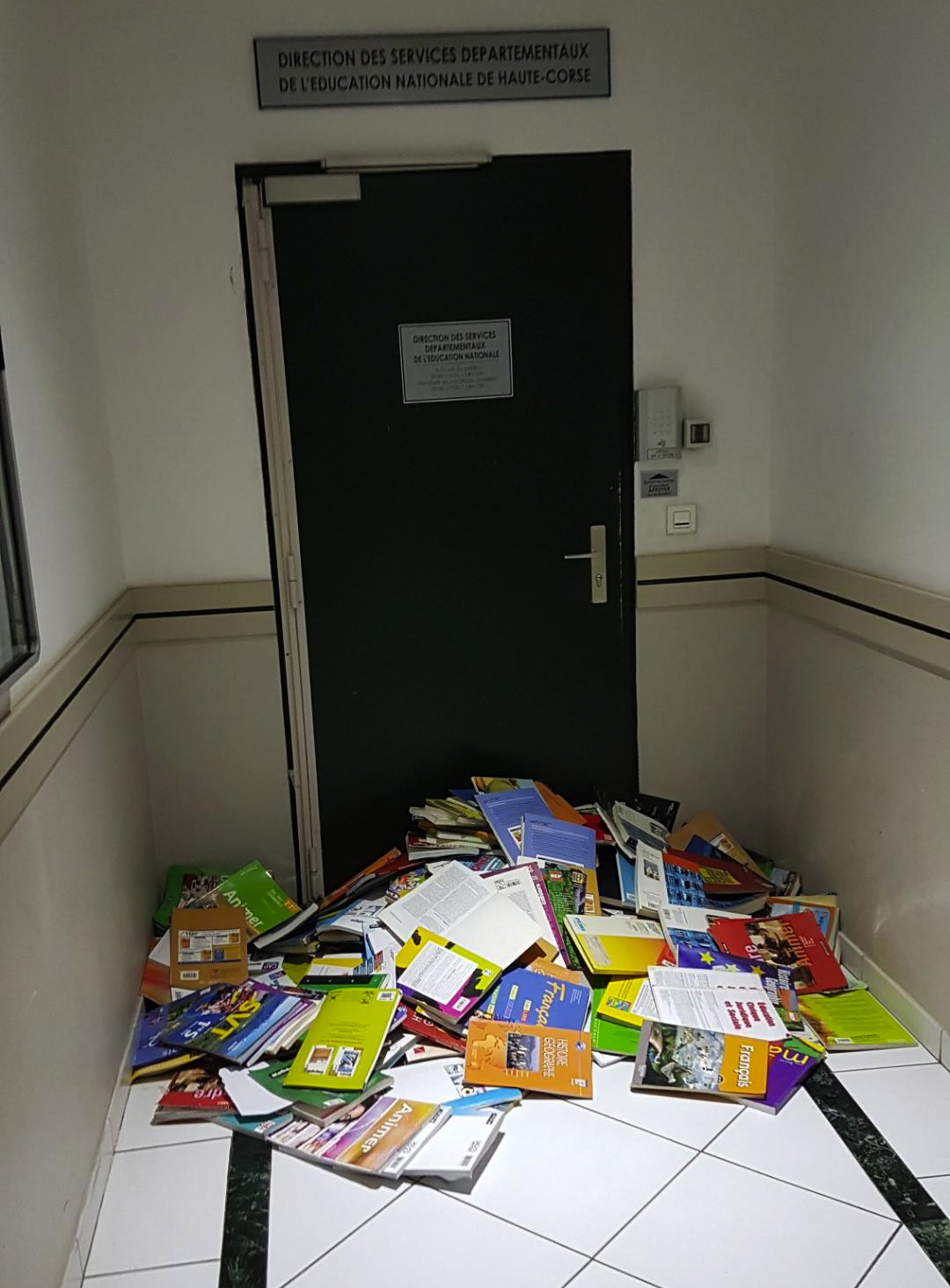 Réforme des retraites : Les enseignants déposent des livres devant l’inspection académique à Bastia