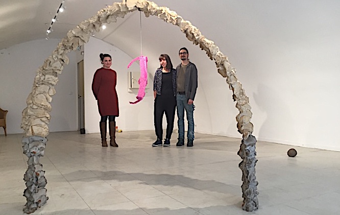 Juana Macari ( à g.) et les deux artistes dans leur univers