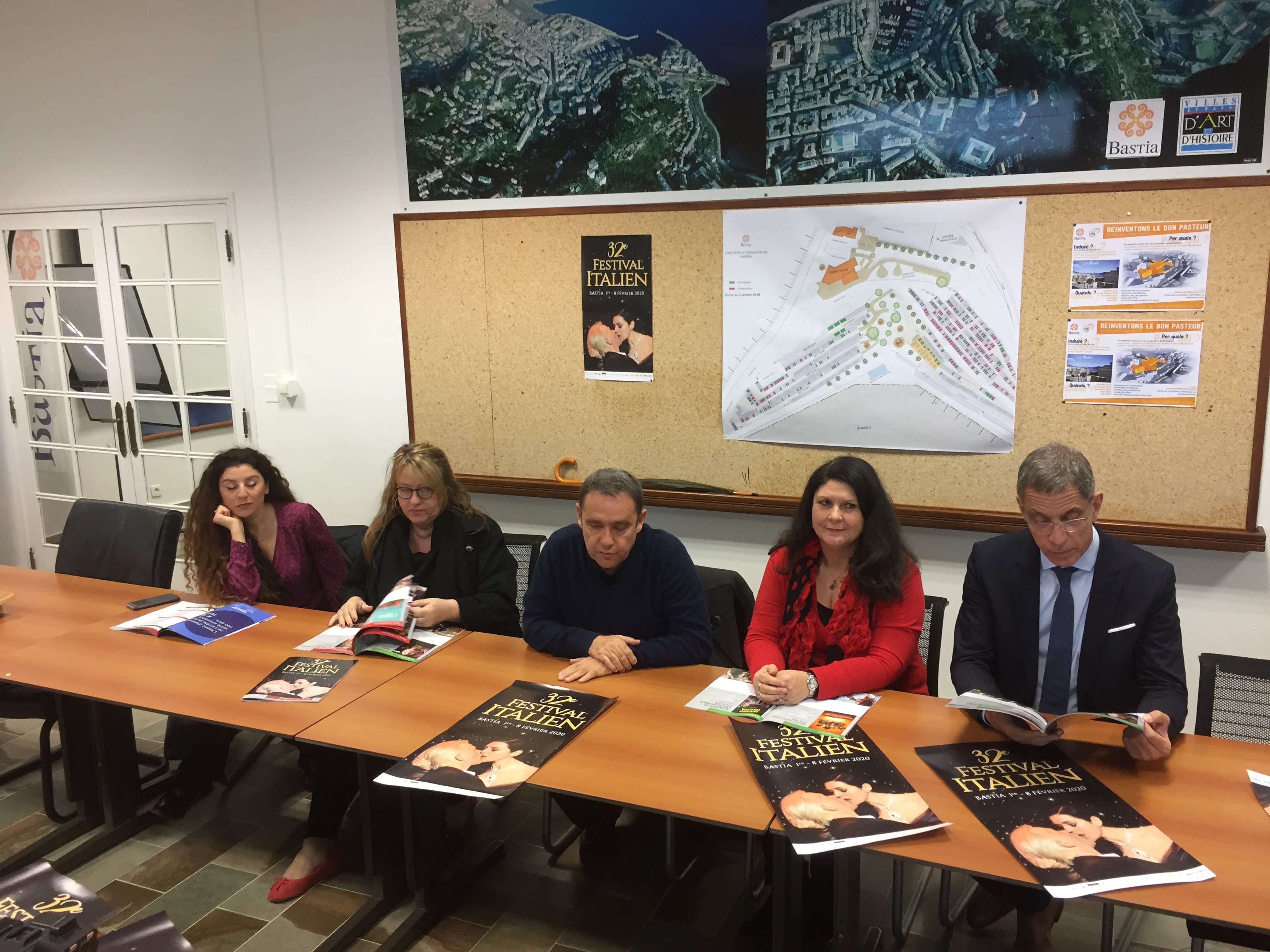 Le président Jean-Baptiste Croce, au centre, a présenté le festival 2020 en la mairie de Bastia, partenaire de la manifestation