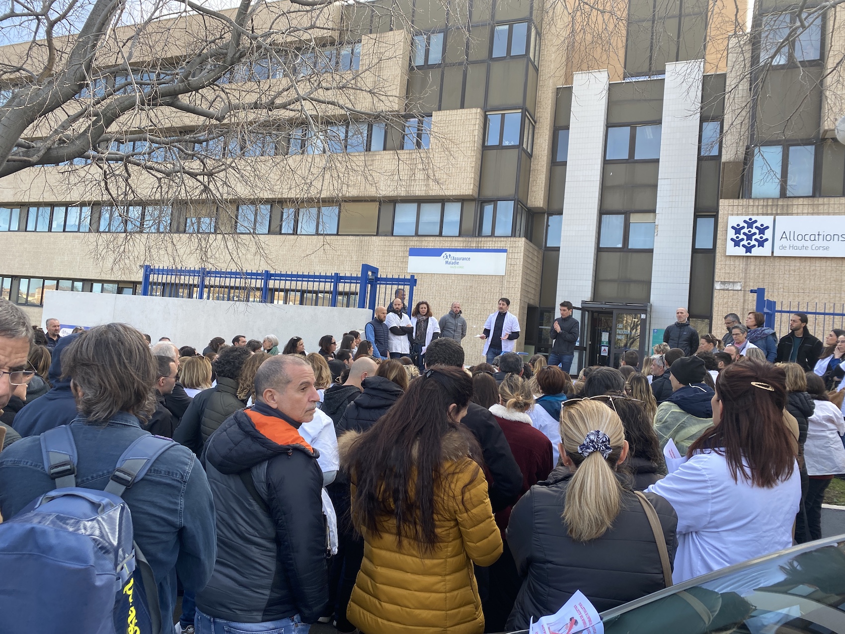 Le collectif des infirmiers libéraux corses s’est rassemblé devant la CPAM de Bastia pour protester contre une nouvelle mesure de l’Etat.