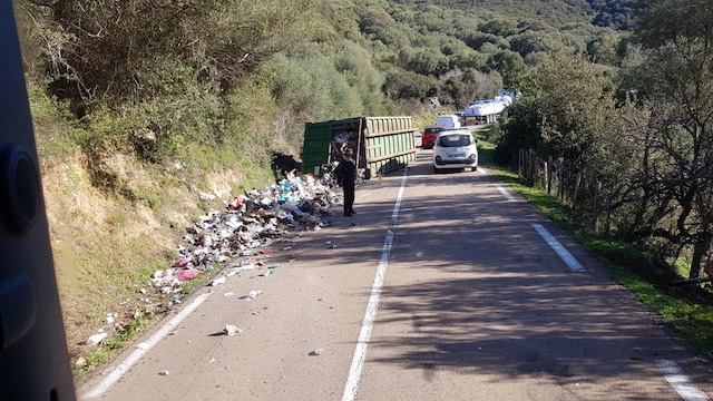 Un camion-poubelle se renverse à Giuncheto