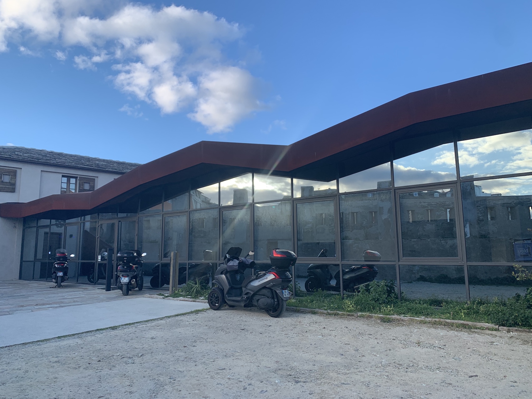 Les locaux de RCFM à Bastia, visés par des tags injurieux.