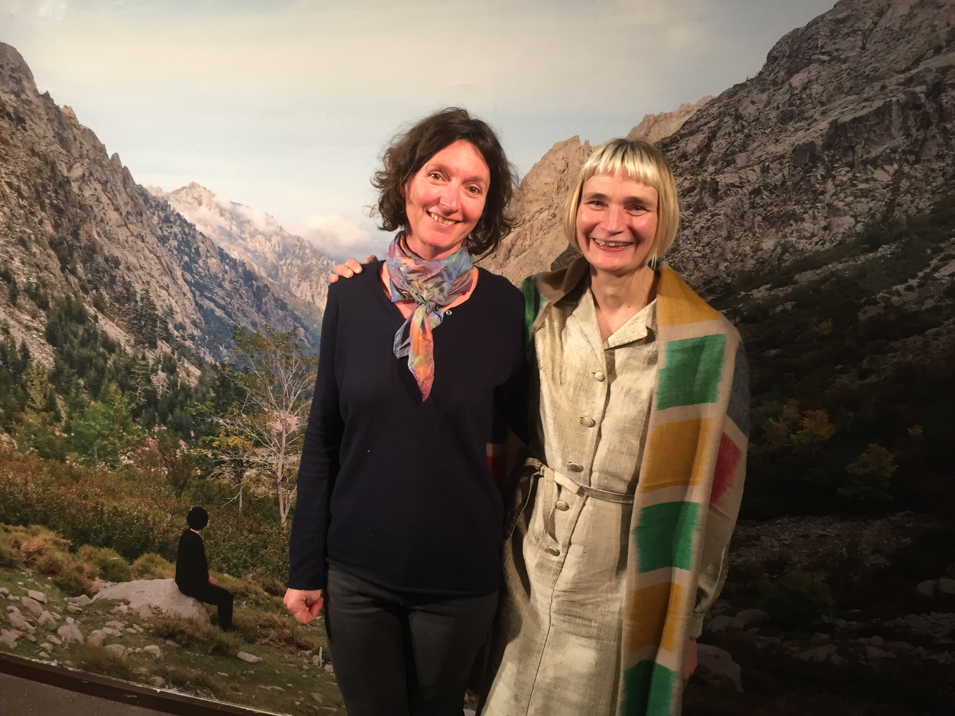 Elina Brotherus, à droite, aux cotés de Valérie Rouyer du Centre Méditerranéen de la Photographie de Corse