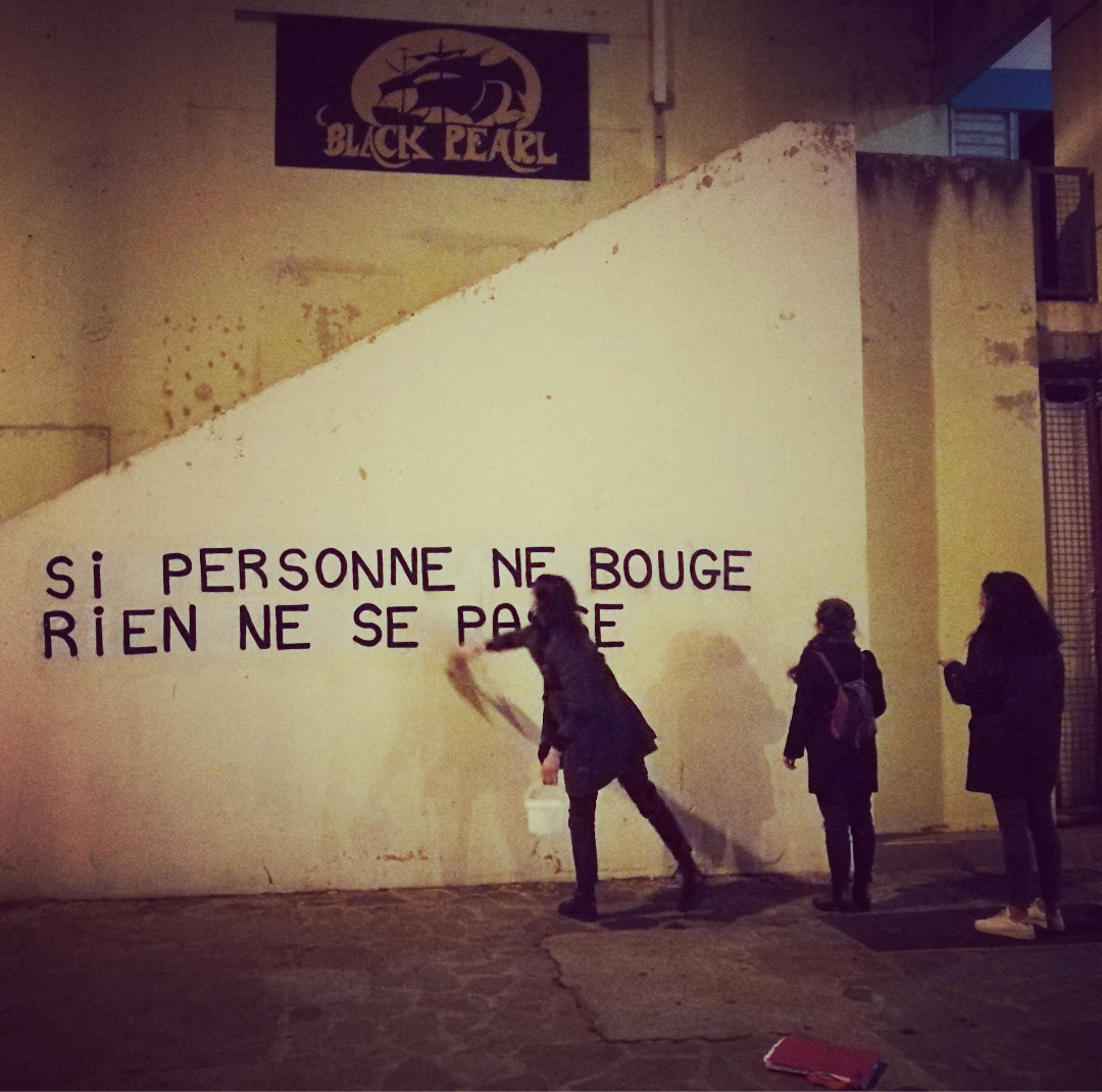 A Ajaccio la nuit on colle pour dénoncer les féminicides