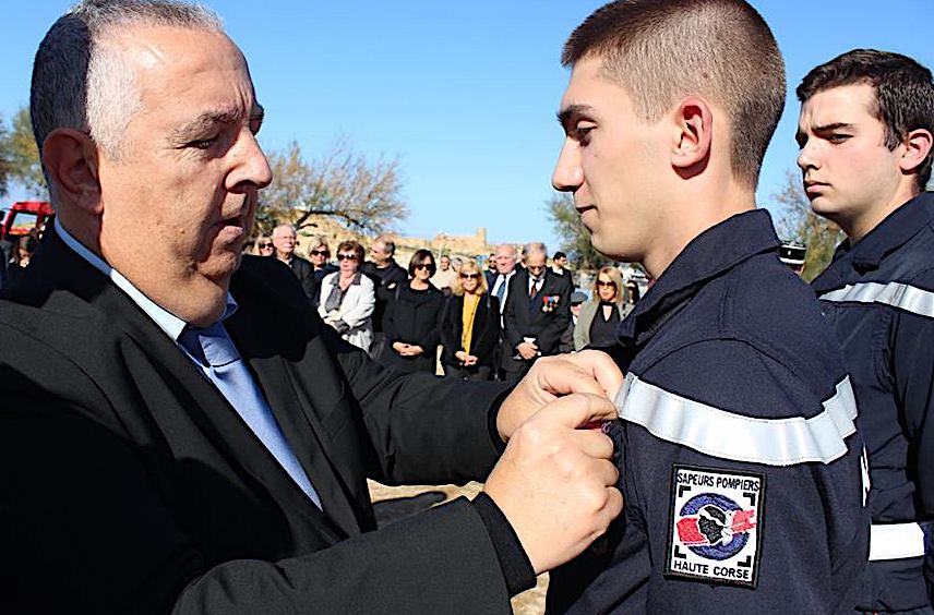 Le 11 novembre 2018 à L’Ile-Rousse, le président Jean-Pierre Mazzi, décorait 2 jeunes réservistes communaux méritants ayant intégré le SIS 2B.