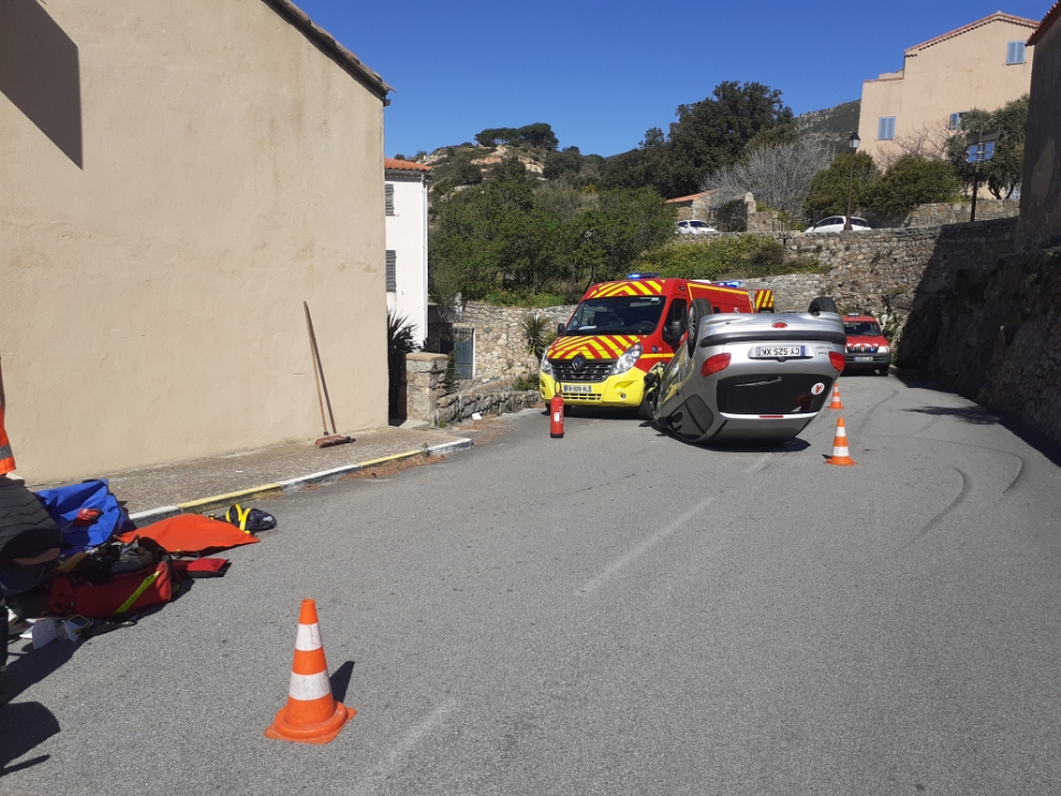 Véhicule sur le toit à Montemaggiore : la conductrice évacuée par hélicoptère