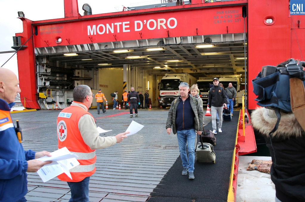 Les passagers débarquant ce 11 mars du Monte d'Oro où les bénévoles de la Croix Rouge les renseignent